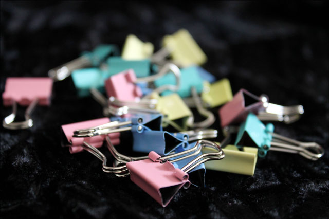 pastel-coloured-paper-clips