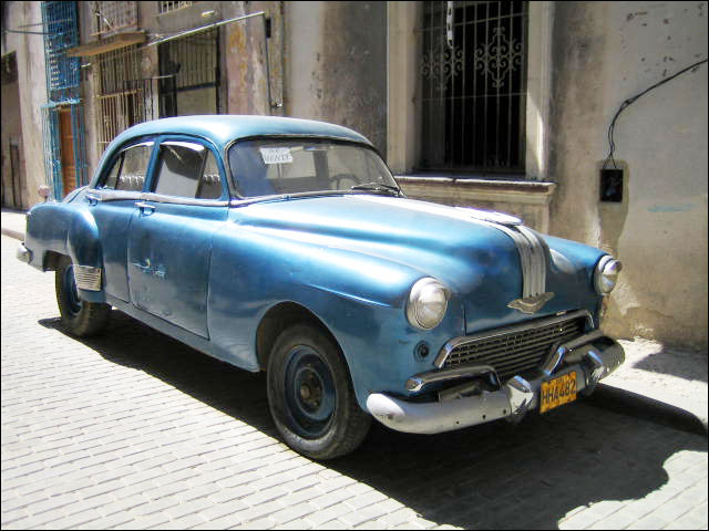 old-car-in-havana