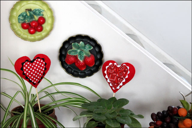 handmade-felt-heart-plant-decorations