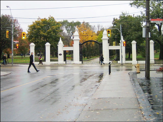 trinity-bellwoods-gate-fall