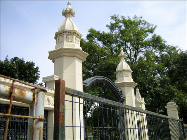 trinity-bellwoods-gate-repair summer 2012