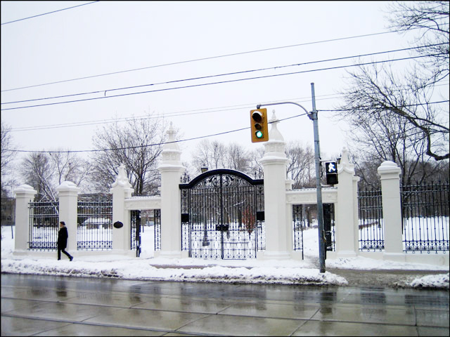 trinity-bellwoods-gate-winter