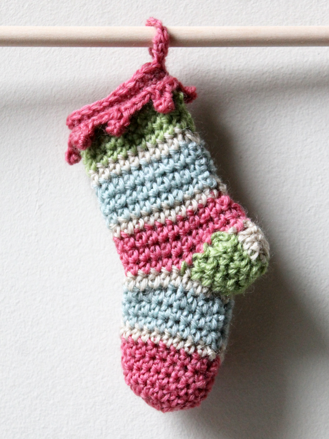 Crocheted-mini-stocking-for-christmas-following-lemondedesucrette-free