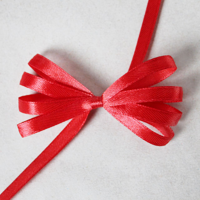 Gift Wrapping : How to Make a Fancy Bow using a Comb | Loulou Downtown