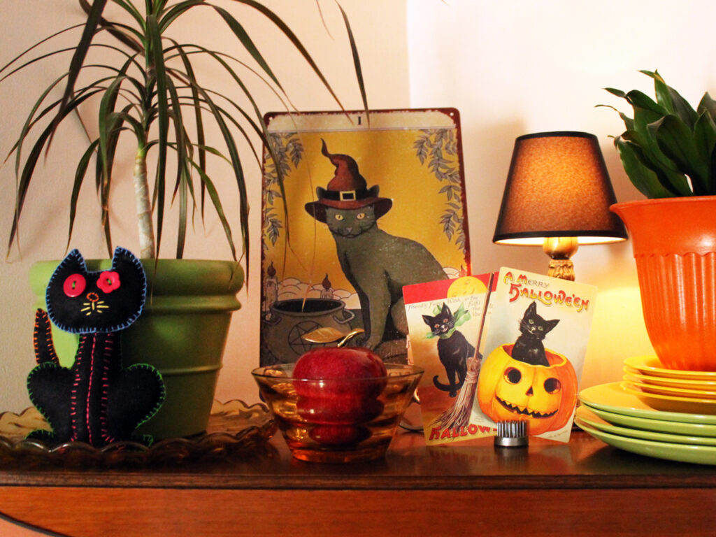 vintage black cats decorating for halloween 1024x768
