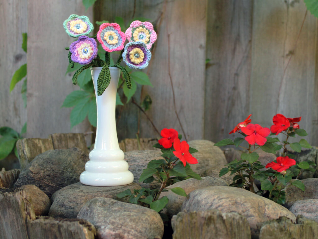crochet flowers photographed in the garden 1024x768