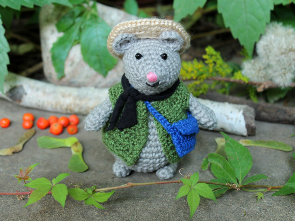 handmade mouse doll with clothing crochet 1024x768