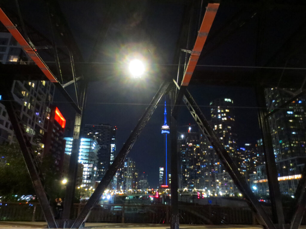 toronto at night cn tower seen from bathurst street bridge 1024x768