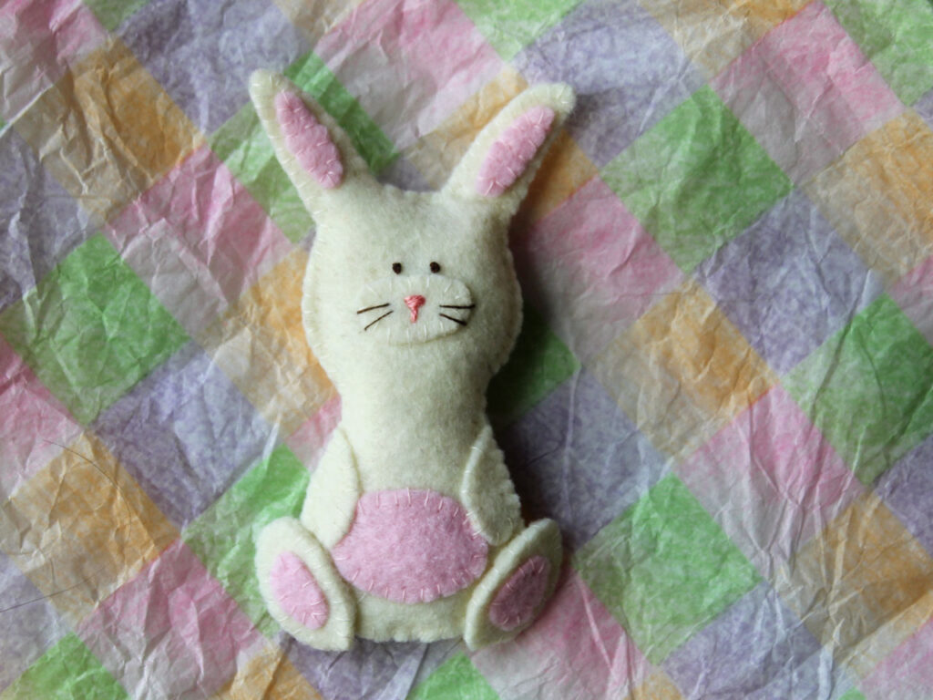 handmade felt rabbit ornament following pattern by stitching notes blog 1024x768